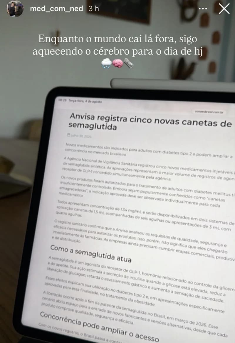 Story de @med_com_ned lendo a matéria do CONAES sobre o registro de cinco novas canetas de semaglutida pela Anvisa