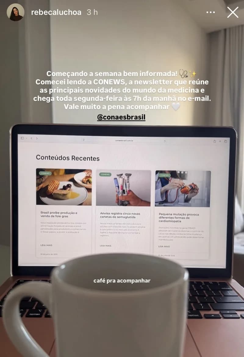 Story de @rebecaluchoa: 'Começando a semana bem informada! Comecei lendo a CONEWS' com a página de conteúdos recentes do CONAES aberta no notebook